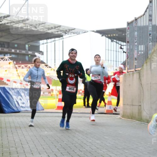 08.12.2024 - St. Pauli X-Mass-Run No. 14 H.Heesch http://msf.ph/oto/7491462 08.12.2024 09:57:24 Ziel 364, 384, 420, 755, 763, 1741, 1982, 3022, 3139, 755, 763, 904, 1291, 1982, 2267 meine-sportfotos.de