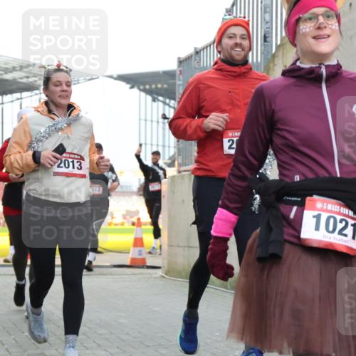 08.12.2024 - St. Pauli X-Mass-Run No. 14 H.Heesch http://msf.ph/oto/7491483 08.12.2024 10:05:24 Ziel 1021, 1067, 1189, 1355, 2013, 2042, 2043, 24, 1021, 1067, 2013, 2015, 2165, 2836, 3077, 3311, 3313, 3314, 3315, 3317, 3318 meine-sportfotos.de