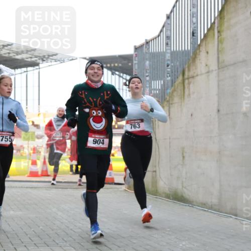 08.12.2024 - St. Pauli X-Mass-Run No. 14 H.Heesch http://msf.ph/oto/7491515 08.12.2024 09:57:25 Ziel 364, 384, 420, 755, 763, 904, 1741, 1982, 3022, 3139, 755, 763, 904, 1291, 1982, 2267 meine-sportfotos.de