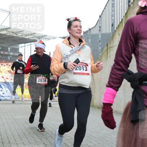 08.12.2024 - St. Pauli X-Mass-Run No. 14 H.Heesch http://msf.ph/oto/7491526 08.12.2024 10:05:25 Ziel 1021, 1067, 1189, 1355, 2013, 2015, 2042, 2043, 2836, 24, 1021, 1067, 2013, 2015, 2165, 2836, 3077, 3310, 3311, 3312, 3313, 3314, 3315, 3317, 3318 meine-sportfotos.de