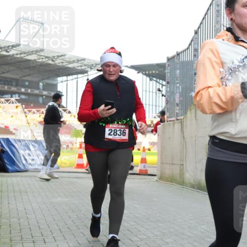 08.12.2024 - St. Pauli X-Mass-Run No. 14 H.Heesch http://msf.ph/oto/7491549 08.12.2024 10:05:25 Ziel 1021, 1067, 1189, 1355, 2013, 2015, 2042, 2043, 2836, 24, 1021, 1067, 2013, 2015, 2165, 2836, 3077, 3310, 3311, 3312, 3313, 3314, 3315, 3317, 3318 meine-sportfotos.de