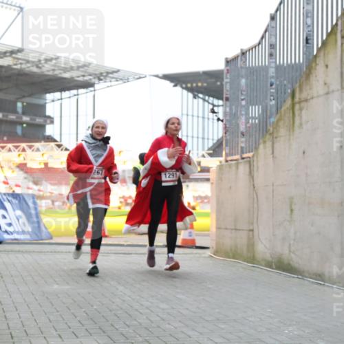 08.12.2024 - St. Pauli X-Mass-Run No. 14 H.Heesch http://msf.ph/oto/7491560 08.12.2024 09:57:26 Ziel 364, 384, 420, 755, 763, 904, 1982, 3022, 3139, 755, 763, 904, 1291, 1982, 2267, 3162 meine-sportfotos.de
