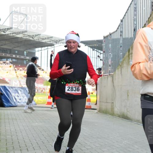 08.12.2024 - St. Pauli X-Mass-Run No. 14 H.Heesch http://msf.ph/oto/7491563 08.12.2024 10:05:25 Ziel 1021, 1067, 1189, 1355, 2013, 2015, 2042, 2043, 2836, 24, 1021, 1067, 2013, 2015, 2165, 2836, 3077, 3310, 3311, 3312, 3313, 3314, 3315, 3317, 3318 meine-sportfotos.de