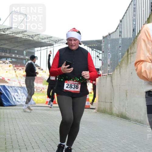 08.12.2024 - St. Pauli X-Mass-Run No. 14 H.Heesch http://msf.ph/oto/7491569 08.12.2024 10:05:26 Ziel 1021, 1067, 1189, 1355, 2013, 2015, 2042, 2836, 24, 273, 312, 2013, 2015, 2165, 2836, 3077, 3310, 3311, 3312, 3313, 3314, 3315, 3316, 3317, 3318 meine-sportfotos.de