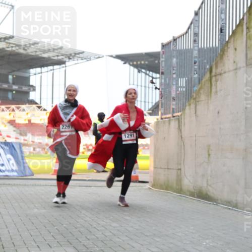 08.12.2024 - St. Pauli X-Mass-Run No. 14 H.Heesch http://msf.ph/oto/7491579 08.12.2024 09:57:26 Ziel 364, 384, 420, 755, 763, 904, 1982, 3022, 3139, 755, 763, 904, 1291, 1982, 2267, 3162 meine-sportfotos.de