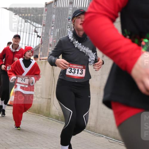 08.12.2024 - St. Pauli X-Mass-Run No. 14 H.Heesch http://msf.ph/oto/7491586 08.12.2024 10:05:27 Ziel 1021, 1067, 1355, 2013, 2015, 2042, 2836, 3313, 24, 273, 312, 1959, 2015, 2165, 2836, 3077, 3310, 3311, 3312, 3313, 3314, 3315, 3316, 3317, 3318 meine-sportfotos.de