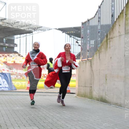 08.12.2024 - St. Pauli X-Mass-Run No. 14 H.Heesch http://msf.ph/oto/7491587 08.12.2024 09:57:26 Ziel 364, 384, 420, 755, 763, 904, 1982, 3022, 3139, 755, 763, 904, 1291, 1982, 2267, 3162 meine-sportfotos.de