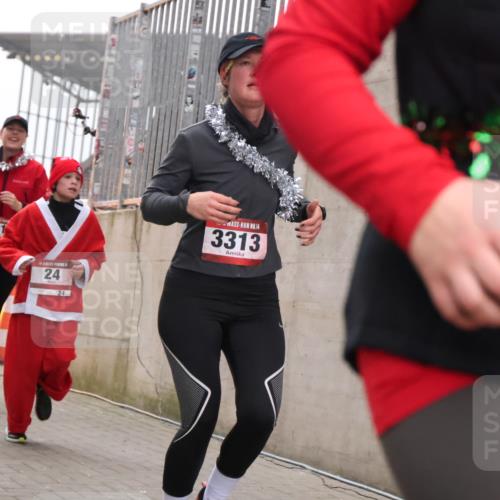 08.12.2024 - St. Pauli X-Mass-Run No. 14 H.Heesch http://msf.ph/oto/7491592 08.12.2024 10:05:27 Ziel 1021, 1067, 1355, 2013, 2015, 2042, 2836, 3313, 24, 273, 312, 1959, 2015, 2165, 2836, 3077, 3310, 3311, 3312, 3313, 3314, 3315, 3316, 3317, 3318 meine-sportfotos.de
