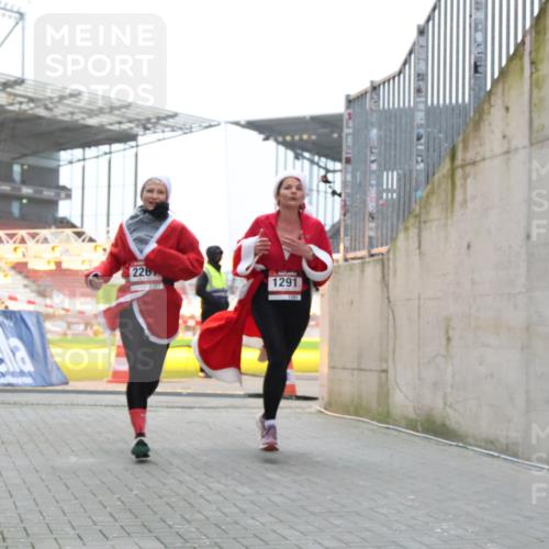 08.12.2024 - St. Pauli X-Mass-Run No. 14 H.Heesch http://msf.ph/oto/7491594 08.12.2024 09:57:26 Ziel 364, 384, 420, 755, 763, 904, 1982, 3022, 3139, 755, 763, 904, 1291, 1982, 2267, 3162 meine-sportfotos.de