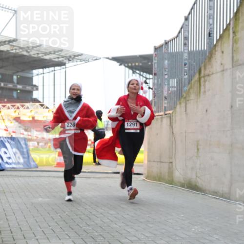 08.12.2024 - St. Pauli X-Mass-Run No. 14 H.Heesch http://msf.ph/oto/7491601 08.12.2024 09:57:26 Ziel 364, 384, 420, 755, 763, 904, 1982, 3022, 3139, 755, 763, 904, 1291, 1982, 2267, 3162 meine-sportfotos.de