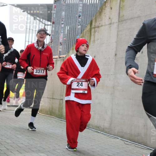 08.12.2024 - St. Pauli X-Mass-Run No. 14 H.Heesch http://msf.ph/oto/7491602 08.12.2024 10:05:28 Ziel 1021, 1067, 2013, 2015, 2836, 3313, 3318, 24, 273, 312, 1959, 2165, 3077, 3310, 3311, 3312, 3313, 3314, 3315, 3316, 3317, 3318 meine-sportfotos.de