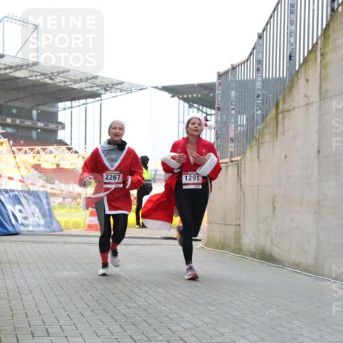 08.12.2024 - St. Pauli X-Mass-Run No. 14 H.Heesch http://msf.ph/oto/7491605 08.12.2024 09:57:26 Ziel 364, 384, 420, 755, 763, 904, 1982, 3022, 3139, 755, 763, 904, 1291, 1982, 2267, 3162 meine-sportfotos.de