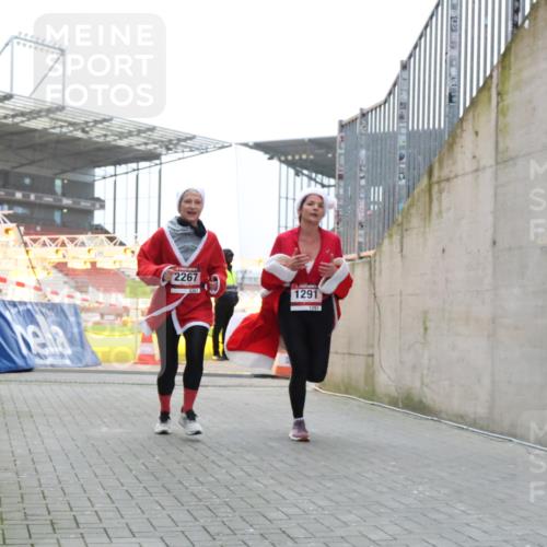 08.12.2024 - St. Pauli X-Mass-Run No. 14 H.Heesch http://msf.ph/oto/7491610 08.12.2024 09:57:26 Ziel 364, 384, 420, 755, 763, 904, 1982, 3022, 3139, 755, 763, 904, 1291, 1982, 2267, 3162 meine-sportfotos.de