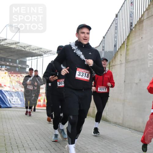 08.12.2024 - St. Pauli X-Mass-Run No. 14 H.Heesch http://msf.ph/oto/7491611 08.12.2024 10:05:29 Ziel 24, 1021, 1067, 2013, 2015, 2836, 3077, 3313, 3318, 24, 273, 312, 1959, 2165, 3077, 3310, 3311, 3312, 3313, 3314, 3315, 3316, 3317, 3318 meine-sportfotos.de