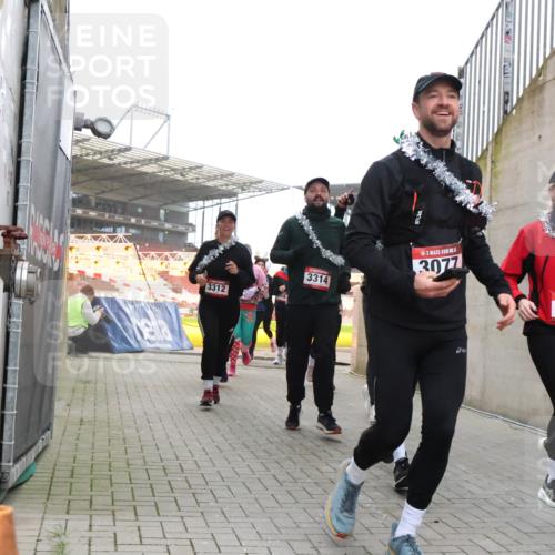 08.12.2024 - St. Pauli X-Mass-Run No. 14 H.Heesch http://msf.ph/oto/7491624 08.12.2024 10:05:30 Ziel 24, 1021, 1067, 2013, 2015, 2836, 3077, 3313, 3317, 3318, 24, 273, 312, 1959, 2165, 3077, 3310, 3311, 3312, 3314, 3315, 3316, 3317, 3318 meine-sportfotos.de
