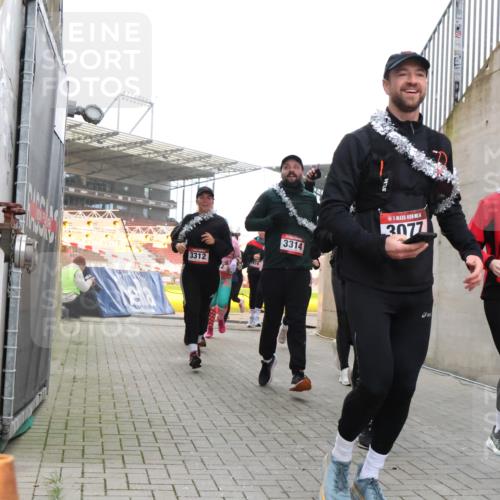 08.12.2024 - St. Pauli X-Mass-Run No. 14 H.Heesch http://msf.ph/oto/7491631 08.12.2024 10:05:30 Ziel 24, 1021, 1067, 2013, 2015, 2836, 3077, 3313, 3317, 3318, 24, 273, 312, 1959, 2165, 3077, 3310, 3311, 3312, 3314, 3315, 3316, 3317, 3318 meine-sportfotos.de