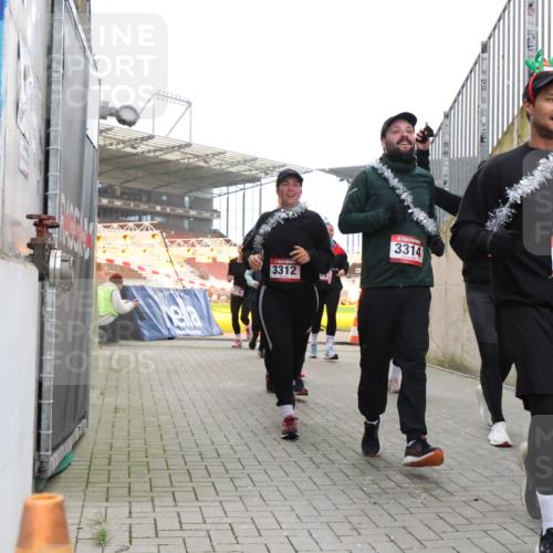 08.12.2024 - St. Pauli X-Mass-Run No. 14 H.Heesch http://msf.ph/oto/7491651 08.12.2024 10:05:31 Ziel 24, 1021, 1067, 2013, 2015, 2836, 3077, 3313, 3315, 3317, 3318, 24, 273, 312, 1959, 2031, 2165, 3077, 3310, 3311, 3312, 3314, 3315, 3316, 3317 meine-sportfotos.de