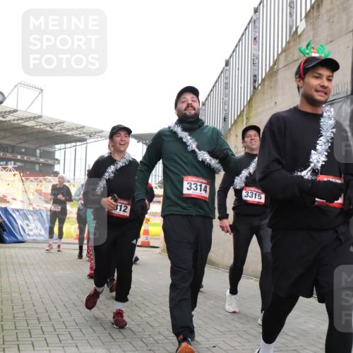 08.12.2024 - St. Pauli X-Mass-Run No. 14 H.Heesch http://msf.ph/oto/7491664 08.12.2024 10:05:31 Ziel 24, 1021, 1067, 2013, 2015, 2836, 3077, 3313, 3315, 3317, 3318, 24, 273, 312, 1959, 2031, 2165, 3077, 3310, 3311, 3312, 3314, 3315, 3316, 3317 meine-sportfotos.de