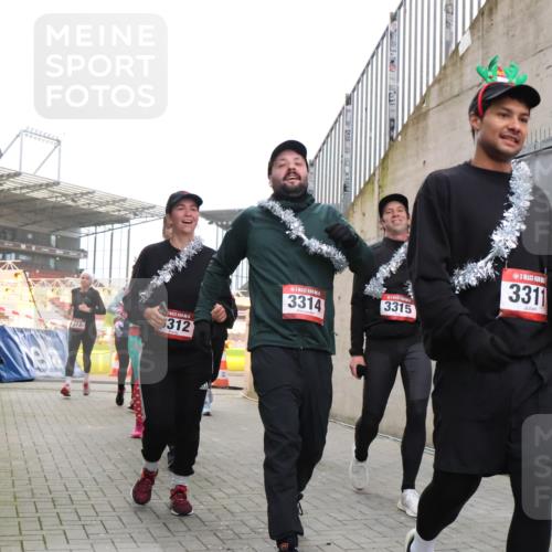 08.12.2024 - St. Pauli X-Mass-Run No. 14 H.Heesch http://msf.ph/oto/7491673 08.12.2024 10:05:31 Ziel 24, 1021, 1067, 2013, 2015, 2836, 3077, 3313, 3315, 3317, 3318, 24, 273, 312, 1959, 2031, 2165, 3077, 3310, 3311, 3312, 3314, 3315, 3316, 3317 meine-sportfotos.de