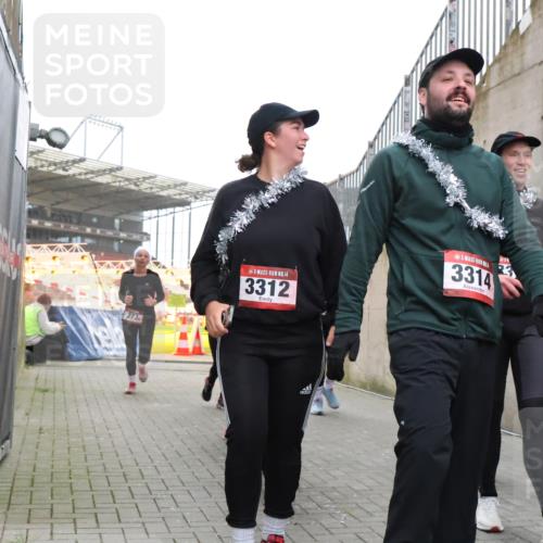 08.12.2024 - St. Pauli X-Mass-Run No. 14 H.Heesch http://msf.ph/oto/7491680 08.12.2024 10:05:32 Ziel 24, 1021, 1067, 2013, 2015, 2165, 2836, 3077, 3311, 3313, 3314, 3315, 3317, 3318, 273, 312, 1959, 2031, 2165, 2889, 2890, 3310, 3311, 3312, 3314, 3315, 3316, 3317 meine-sportfotos.de