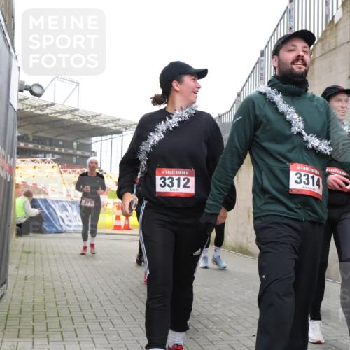 08.12.2024 - St. Pauli X-Mass-Run No. 14 H.Heesch http://msf.ph/oto/7491685 08.12.2024 10:05:32 Ziel 24, 1021, 1067, 2013, 2015, 2165, 2836, 3077, 3311, 3313, 3314, 3315, 3317, 3318, 273, 312, 1959, 2031, 2165, 2889, 2890, 3310, 3311, 3312, 3314, 3315, 3316, 3317 meine-sportfotos.de