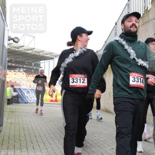 08.12.2024 - St. Pauli X-Mass-Run No. 14 H.Heesch http://msf.ph/oto/7491690 08.12.2024 10:05:32 Ziel 24, 1021, 1067, 2013, 2015, 2165, 2836, 3077, 3311, 3313, 3314, 3315, 3317, 3318, 273, 312, 1959, 2031, 2165, 2889, 2890, 3310, 3311, 3312, 3314, 3315, 3316, 3317 meine-sportfotos.de