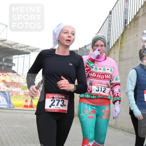 08.12.2024 - St. Pauli X-Mass-Run No. 14 H.Heesch http://msf.ph/oto/7491709 08.12.2024 10:05:35 Ziel 24, 273, 312, 1021, 1067, 1959, 2013, 2015, 2165, 2836, 3077, 3310, 3311, 3312, 3313, 3314, 3315, 3316, 3317, 3318, 273, 312, 1959, 2031, 2889, 2890, 2903, 2904, 3310, 3312, 3316 meine-sportfotos.de