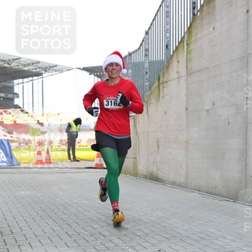 08.12.2024 - St. Pauli X-Mass-Run No. 14 H.Heesch http://msf.ph/oto/7491757 08.12.2024 09:57:35 Ziel 755, 763, 904, 1291, 1982, 2267, 3162, 3162 meine-sportfotos.de