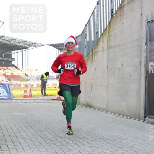 08.12.2024 - St. Pauli X-Mass-Run No. 14 H.Heesch http://msf.ph/oto/7491768 08.12.2024 09:57:35 Ziel 755, 763, 904, 1291, 1982, 2267, 3162, 3162 meine-sportfotos.de