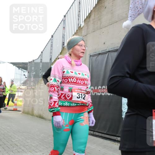 08.12.2024 - St. Pauli X-Mass-Run No. 14 H.Heesch http://msf.ph/oto/7491774 08.12.2024 10:05:37 Ziel 24, 273, 312, 1021, 1067, 1959, 2013, 2015, 2165, 2836, 3077, 3310, 3311, 3312, 3313, 3314, 3315, 3316, 3317, 3318, 620, 949, 1959, 2031, 2889, 2890, 2903, 2904 meine-sportfotos.de