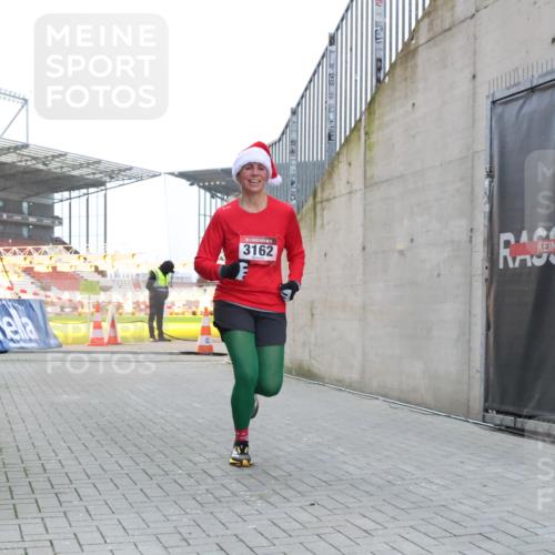08.12.2024 - St. Pauli X-Mass-Run No. 14 H.Heesch http://msf.ph/oto/7491776 08.12.2024 09:57:35 Ziel 755, 763, 904, 1291, 1982, 2267, 3162, 3162 meine-sportfotos.de