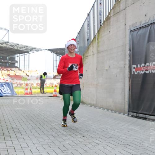 08.12.2024 - St. Pauli X-Mass-Run No. 14 H.Heesch http://msf.ph/oto/7491784 08.12.2024 09:57:35 Ziel 755, 763, 904, 1291, 1982, 2267, 3162, 3162 meine-sportfotos.de