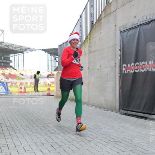 08.12.2024 - St. Pauli X-Mass-Run No. 14 H.Heesch http://msf.ph/oto/7491799 08.12.2024 09:57:35 Ziel 755, 763, 904, 1291, 1982, 2267, 3162, 3162 meine-sportfotos.de