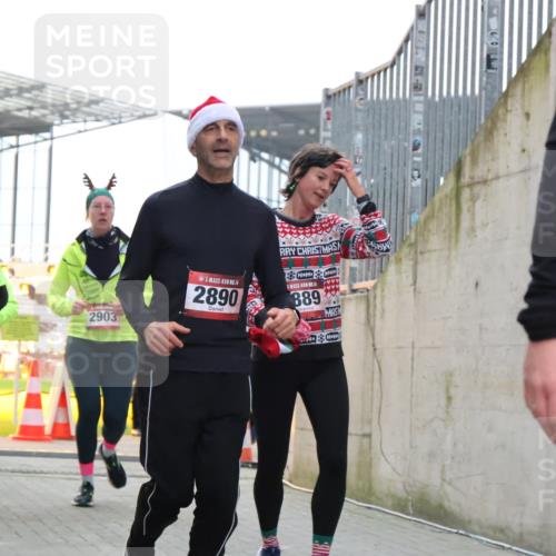 08.12.2024 - St. Pauli X-Mass-Run No. 14 H.Heesch http://msf.ph/oto/7491816 08.12.2024 10:05:39 Ziel 24, 273, 312, 1959, 2015, 2031, 2165, 2836, 3077, 3310, 3311, 3312, 3313, 3314, 3315, 3316, 3317, 3318, 620, 949, 2031, 2889, 2890, 2903, 2904 meine-sportfotos.de