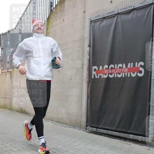 08.12.2024 - St. Pauli X-Mass-Run No. 14 H.Heesch http://msf.ph/oto/7491867 08.12.2024 09:57:50 Ziel 3258, 2840, 2842, 3258 meine-sportfotos.de