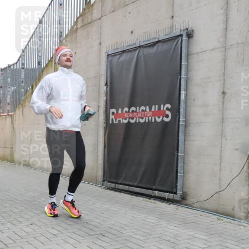 08.12.2024 - St. Pauli X-Mass-Run No. 14 H.Heesch http://msf.ph/oto/7491887 08.12.2024 09:57:50 Ziel 3258, 2840, 2842, 3258 meine-sportfotos.de