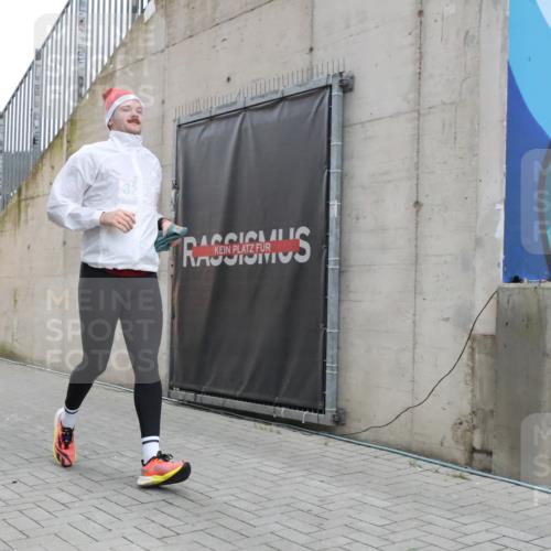 08.12.2024 - St. Pauli X-Mass-Run No. 14 H.Heesch http://msf.ph/oto/7491901 08.12.2024 09:57:50 Ziel 3258, 2840, 2842, 3258 meine-sportfotos.de