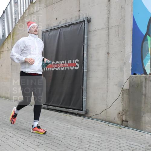08.12.2024 - St. Pauli X-Mass-Run No. 14 H.Heesch http://msf.ph/oto/7491909 08.12.2024 09:57:51 Ziel 3258, 391, 2840, 2842, 3258 meine-sportfotos.de