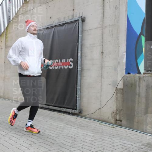 08.12.2024 - St. Pauli X-Mass-Run No. 14 H.Heesch http://msf.ph/oto/7491917 08.12.2024 09:57:51 Ziel 3258, 391, 2840, 2842, 3258 meine-sportfotos.de