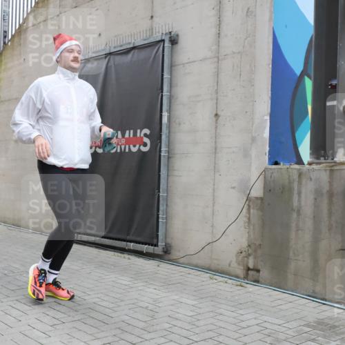 08.12.2024 - St. Pauli X-Mass-Run No. 14 H.Heesch http://msf.ph/oto/7491926 08.12.2024 09:57:51 Ziel 3258, 391, 2840, 2842, 3258 meine-sportfotos.de