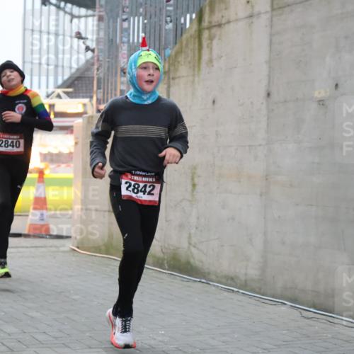08.12.2024 - St. Pauli X-Mass-Run No. 14 H.Heesch http://msf.ph/oto/7491944 08.12.2024 09:57:55 Ziel 2840, 2842, 3258, 391, 2840, 2842 meine-sportfotos.de