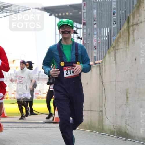 08.12.2024 - St. Pauli X-Mass-Run No. 14 H.Heesch http://msf.ph/oto/7491971 08.12.2024 10:05:49 Ziel 620, 949, 1959, 2031, 2889, 2890, 2903, 2904, 126, 2056, 2080, 2146, 2866, 3339 meine-sportfotos.de