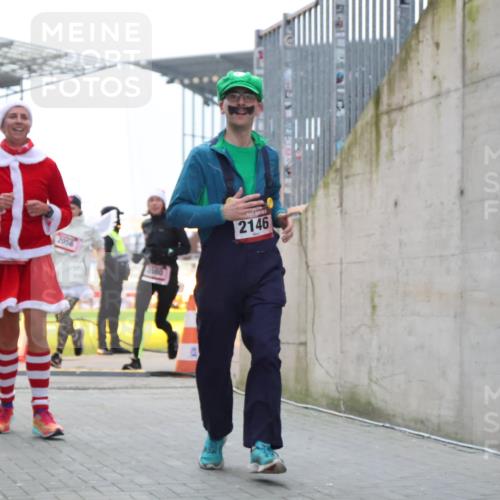 08.12.2024 - St. Pauli X-Mass-Run No. 14 H.Heesch http://msf.ph/oto/7491988 08.12.2024 10:05:49 Ziel 620, 949, 1959, 2031, 2889, 2890, 2903, 2904, 126, 2056, 2080, 2146, 2866, 3339 meine-sportfotos.de