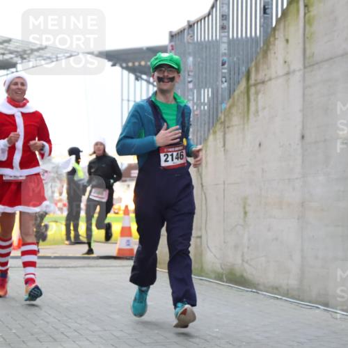 08.12.2024 - St. Pauli X-Mass-Run No. 14 H.Heesch http://msf.ph/oto/7491995 08.12.2024 10:05:50 Ziel 126, 620, 949, 2031, 2146, 2889, 2890, 2903, 2904, 126, 2056, 2080, 2146, 2866, 3339 meine-sportfotos.de