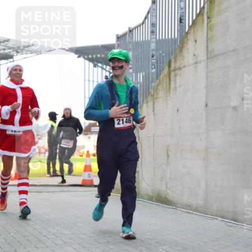 08.12.2024 - St. Pauli X-Mass-Run No. 14 H.Heesch http://msf.ph/oto/7491999 08.12.2024 10:05:50 Ziel 126, 620, 949, 2031, 2146, 2889, 2890, 2903, 2904, 126, 2056, 2080, 2146, 2866, 3339 meine-sportfotos.de