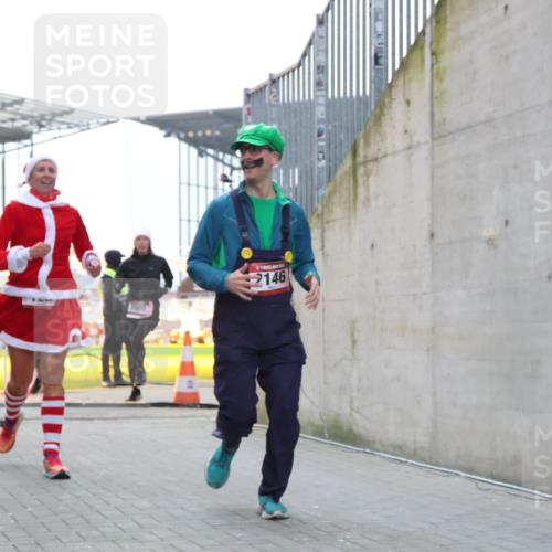 08.12.2024 - St. Pauli X-Mass-Run No. 14 H.Heesch http://msf.ph/oto/7492006 08.12.2024 10:05:50 Ziel 126, 620, 949, 2031, 2146, 2889, 2890, 2903, 2904, 126, 2056, 2080, 2146, 2866, 3339 meine-sportfotos.de