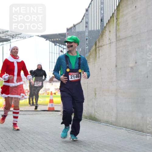 08.12.2024 - St. Pauli X-Mass-Run No. 14 H.Heesch http://msf.ph/oto/7492011 08.12.2024 10:05:50 Ziel 126, 620, 949, 2031, 2146, 2889, 2890, 2903, 2904, 126, 2056, 2080, 2146, 2866, 3339 meine-sportfotos.de