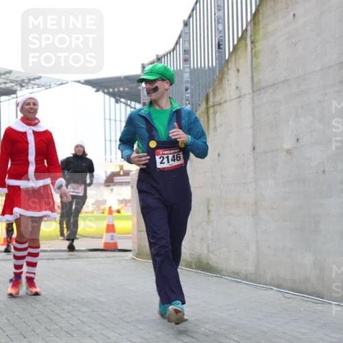08.12.2024 - St. Pauli X-Mass-Run No. 14 H.Heesch http://msf.ph/oto/7492023 08.12.2024 10:05:50 Ziel 126, 620, 949, 2031, 2146, 2889, 2890, 2903, 2904, 126, 2056, 2080, 2146, 2866, 3339 meine-sportfotos.de