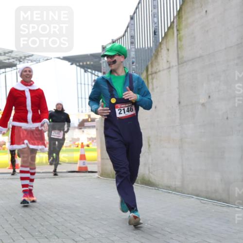 08.12.2024 - St. Pauli X-Mass-Run No. 14 H.Heesch http://msf.ph/oto/7492027 08.12.2024 10:05:50 Ziel 126, 620, 949, 2031, 2146, 2889, 2890, 2903, 2904, 126, 2056, 2080, 2146, 2866, 3339 meine-sportfotos.de