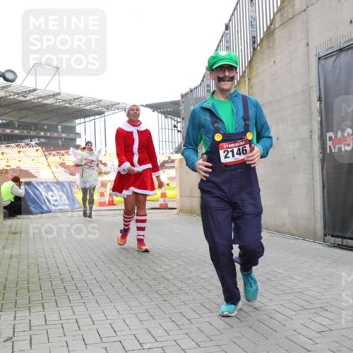08.12.2024 - St. Pauli X-Mass-Run No. 14 H.Heesch http://msf.ph/oto/7492032 08.12.2024 10:05:51 Ziel 126, 620, 949, 2031, 2146, 2889, 2890, 2903, 2904, 3339, 126, 1957, 2056, 2080, 2146, 2866, 3339 meine-sportfotos.de